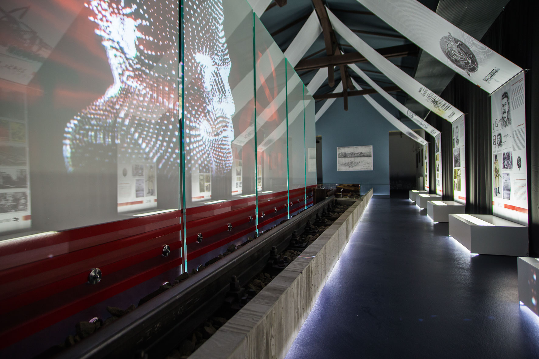 Projekcja multimedialna w głównej sali ekspozycyjnej